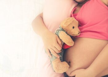 Prevención del embarazo adolescente: la OMS actualiza su directriz global y plantea acciones integrales para proteger la salud de las niñas