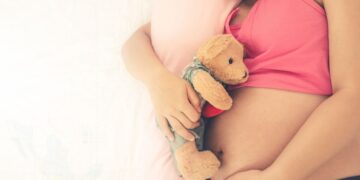 Prevención del embarazo adolescente: la OMS actualiza su directriz global y plantea acciones integrales para proteger la salud de las niñas