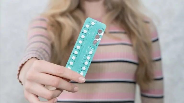 Los anticonceptivos orales combinados triplican el riesgo de ictus criptogénico en mujeres jóvenes, advierte estudio europeo