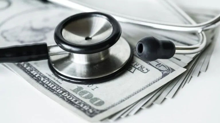 Financiar la salud en 2025: entre cifras que no cuadran y soluciones que no llegan Un análisis entre tensiones globales, cifras contradictorias y reformas aplazadas