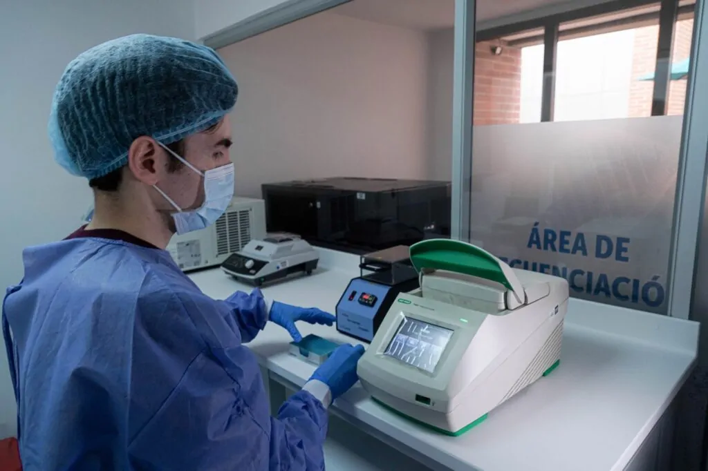 Bogota consolida su apuesta por la medicina de precision con la inauguracion del Laboratorio OmiMed del IDCBIS 01