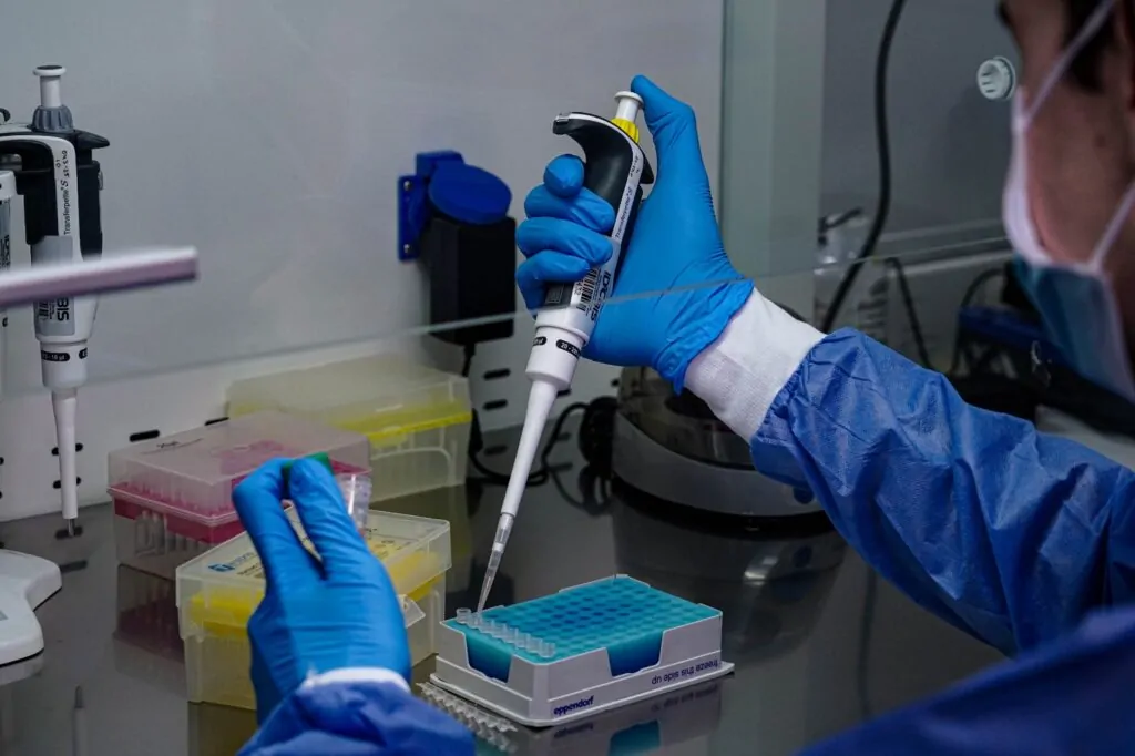 Bogota consolida su apuesta por la medicina de precision con la inauguracion del Laboratorio OmiMed del IDCBIS 04