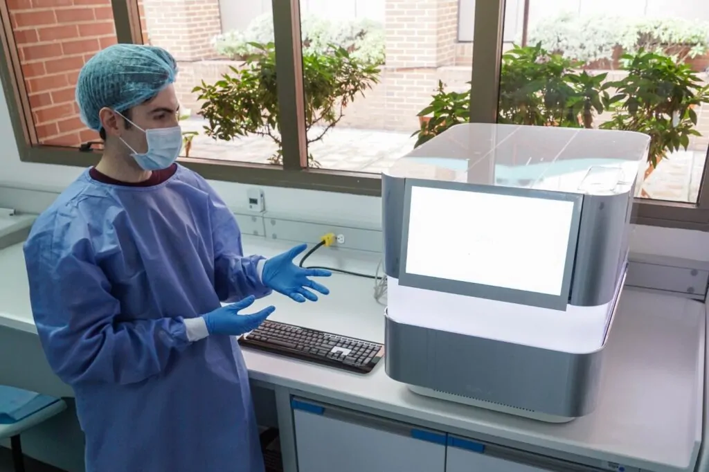 Bogota consolida su apuesta por la medicina de precision con la inauguracion del Laboratorio OmiMed del IDCBIS 05