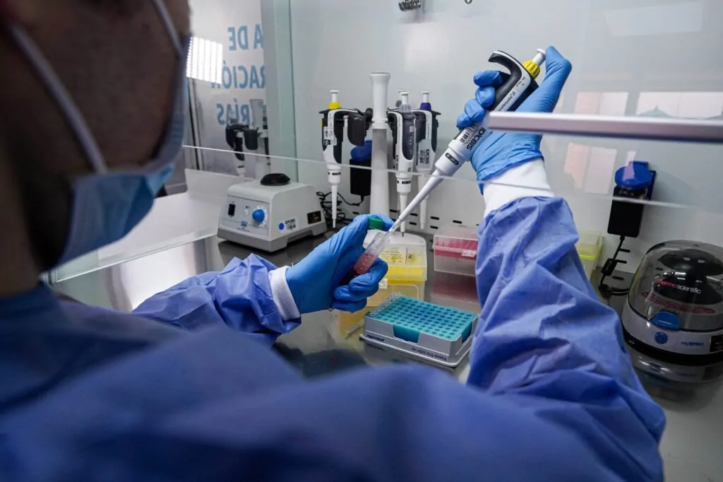 Bogota consolida su apuesta por la medicina de precision con la inauguracion del Laboratorio OmiMed del IDCBIS