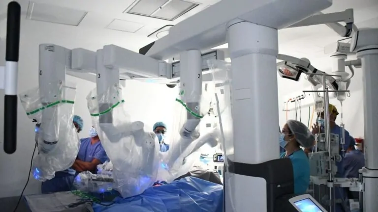 Clínica del Country lidera la primera cirugía robótica pediátrica en Colombia con el sistema da Vinci Xi a un bebé de 9 meses