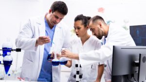 Colombia enfrenta el reto de modernizar su regulación para atraer más estudios clínicos y beneficiar a los pacientes