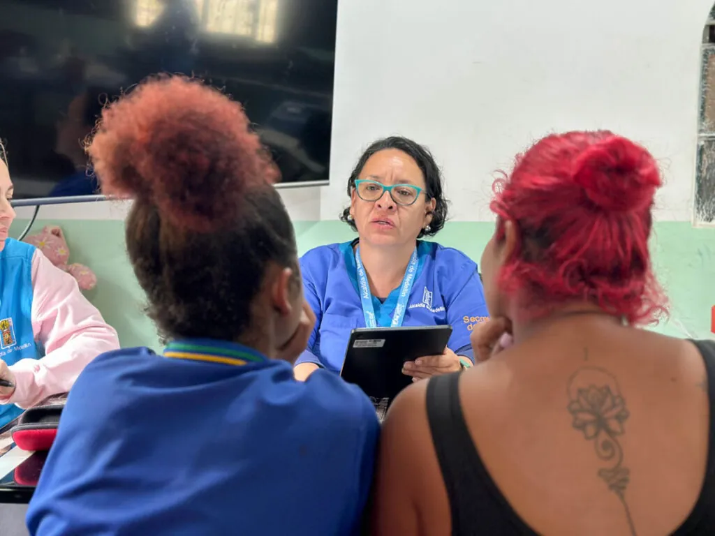 Medellín fortalece el compromiso con la salud mental con estrategias de prevención y acompañamiento comunitario 2 Imagen personas salud mental 1