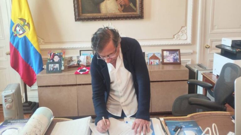 Presidente Gustavo Petro firma decreto que convoca a la consulta popular y desata controversia jurídica y empresarial