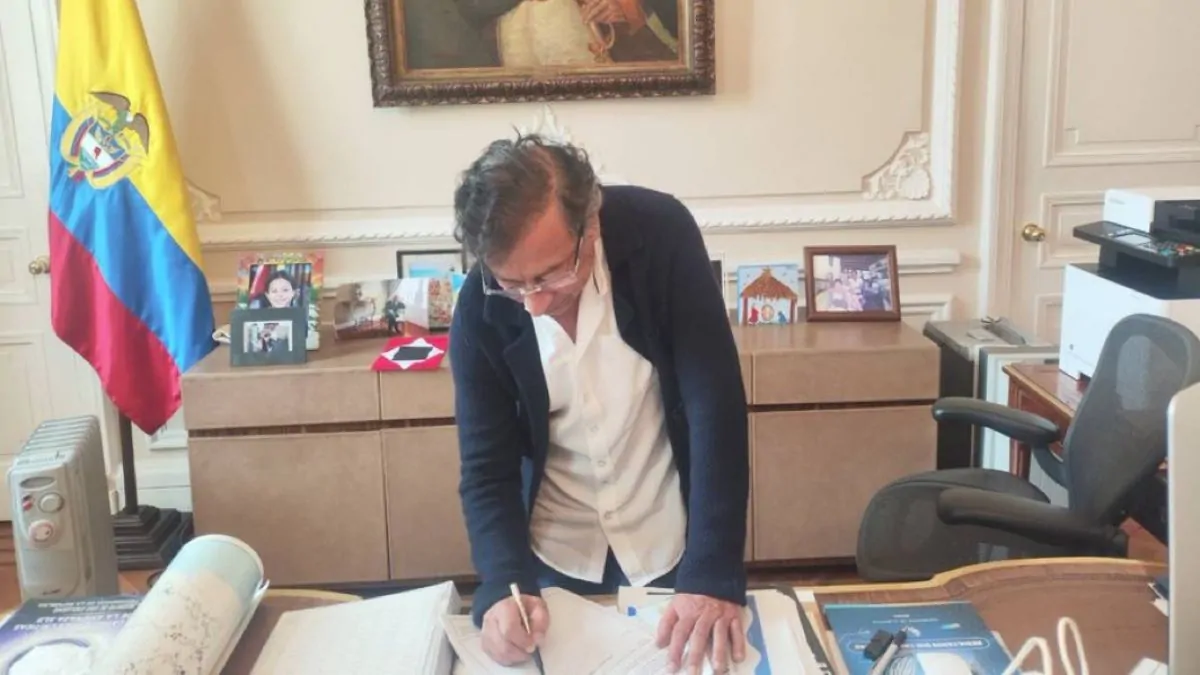 Presidente Gustavo Petro firma decreto que convoca a la consulta popular y desata controversia jurídica y empresarial