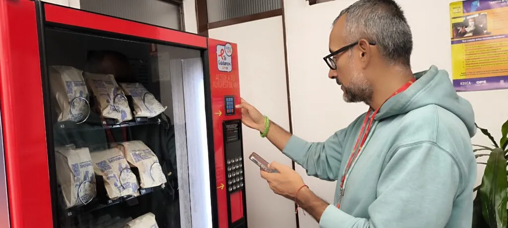 Bogota instala su primera maquina dispensadora de autotest de VIH tecnologia para el autocuidado y la equidad en salud sexual