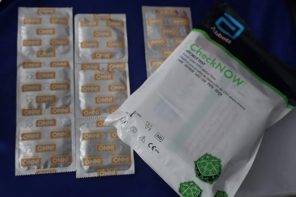 Bogota instala su primera maquina dispensadora de autotest de VIH tecnologia para el autocuidado y la equidad en salud sexual 2