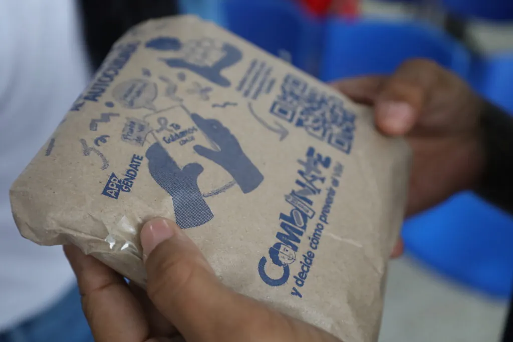 Bogota instala su primera maquina dispensadora de autotest de VIH tecnologia para el autocuidado y la equidad en salud sexual 3