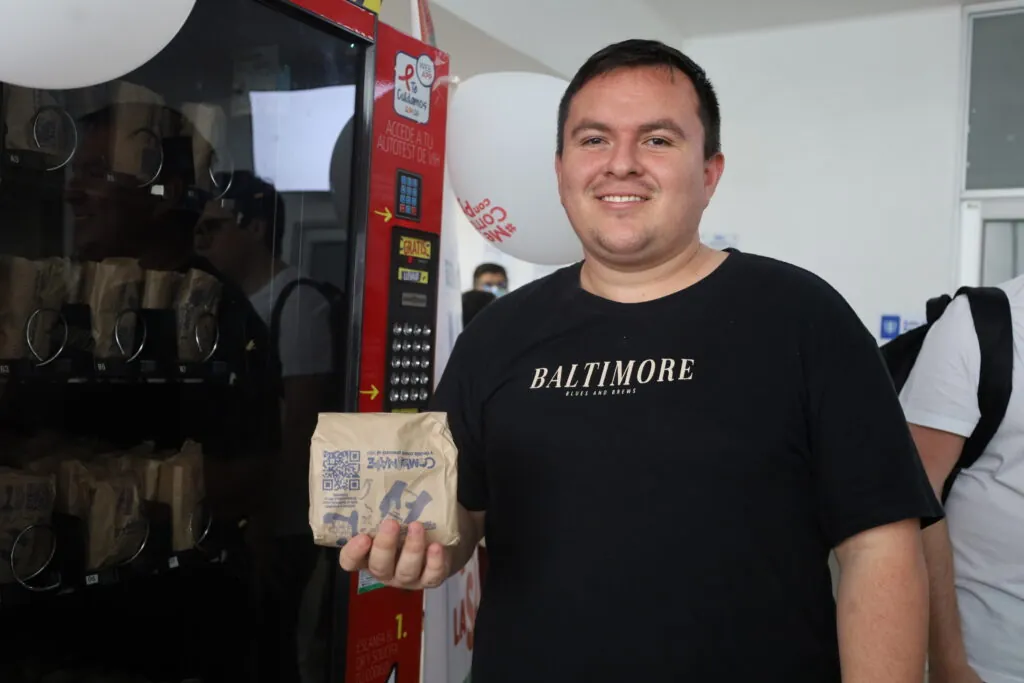 Bogota instala su primera maquina dispensadora de autotest de VIH tecnologia para el autocuidado y la equidad en salud sexual 4