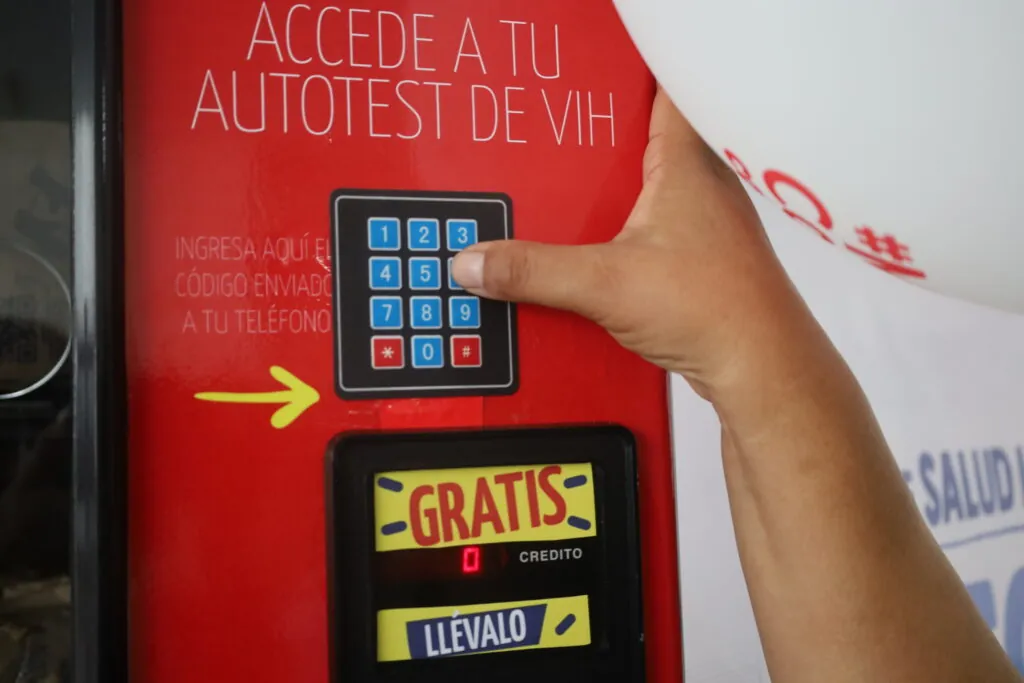 Bogota instala su primera maquina dispensadora de autotest de VIH tecnologia para el autocuidado y la equidad en salud sexual 5