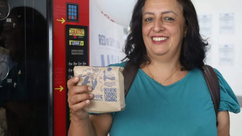 Bogota instala su primera maquina dispensadora de autotest de VIH tecnologia para el autocuidado y la equidad en salud sexual 6