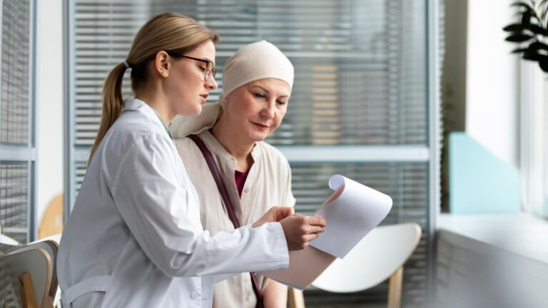 El derecho al olvido oncológico Colombia blinda la segunda oportunidad de quienes vencieron el cáncer