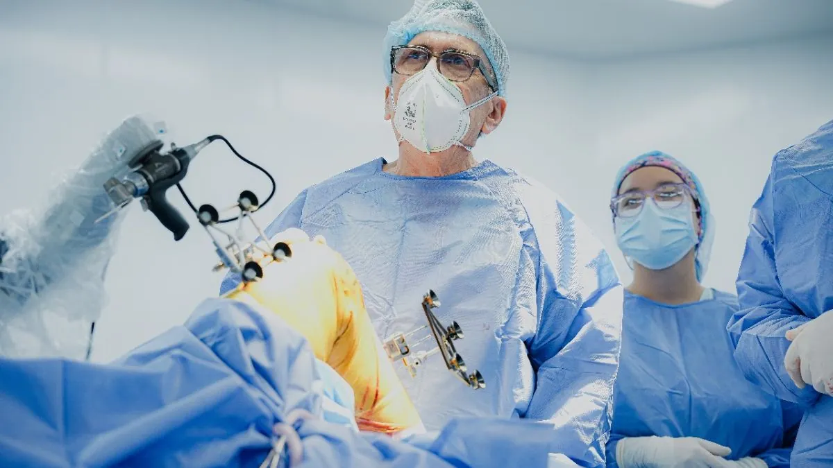 HIC realiza la primera cirugía unicompartimental de rodilla con asistencia robótica en Santander