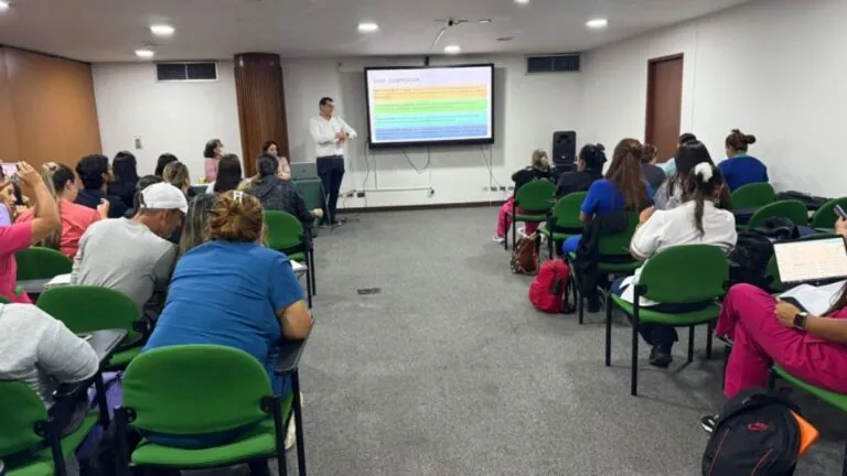 Manizales fortalece su atención primaria con actualización médica en vacunación y salud reproductiva