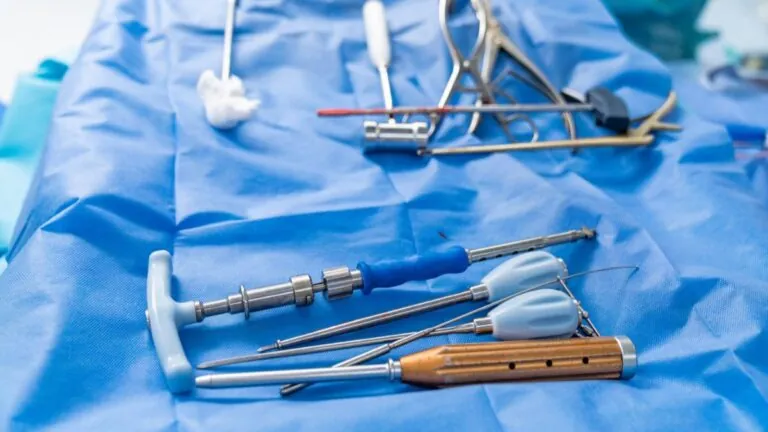 Material de Osteosíntesis y SOAT en Colombia: entre el vacío tarifario, la estandarización semántica y el derecho a una indemnización justa