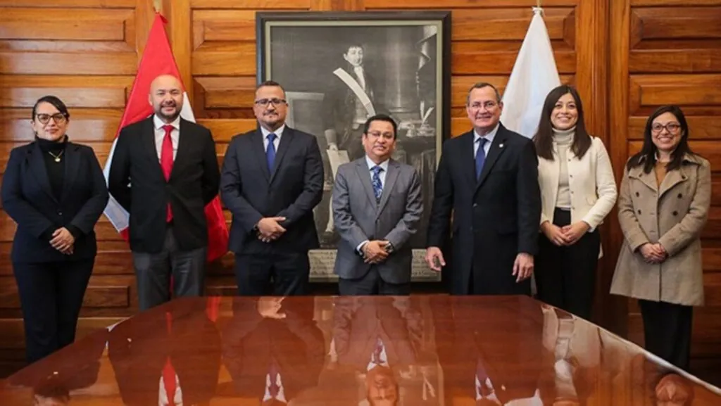 Perú y El Salvador consolidan alianza estratégica en salud mental y regulación farmacéutica 3 001196363W