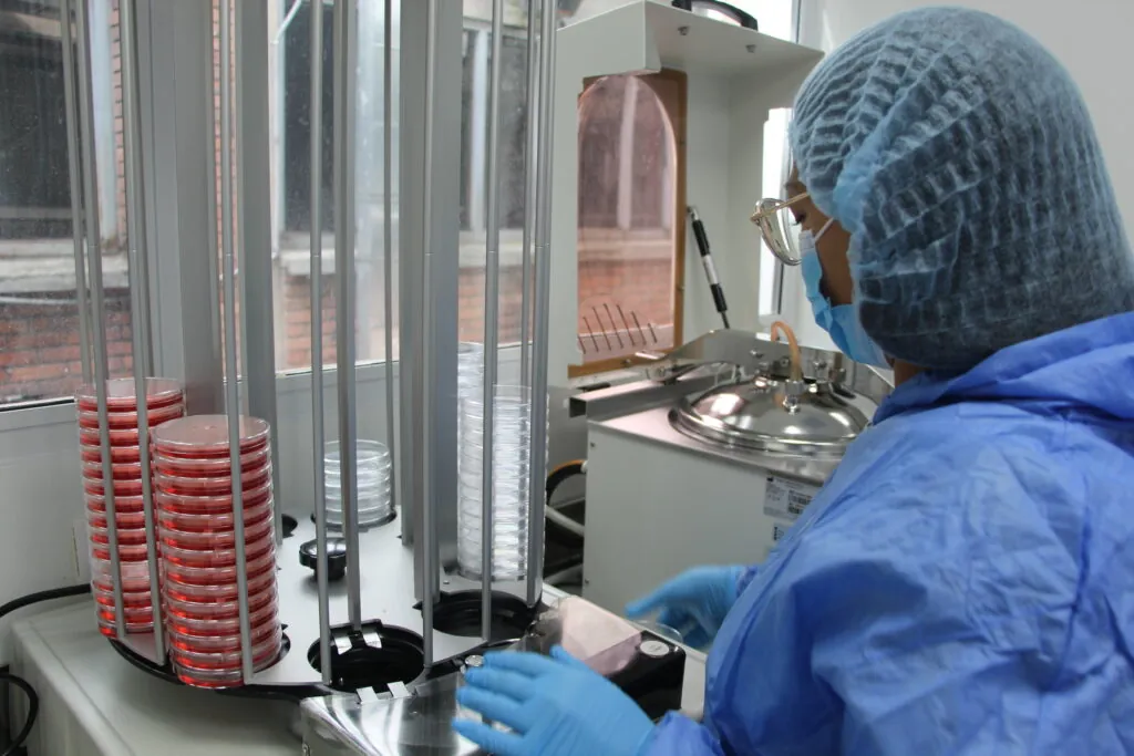 INS inaugura moderna planta de producción de reactivos In Vitro que fortalece la vigilancia epidemiológica nacional 2 Persona en la maquina in vitro