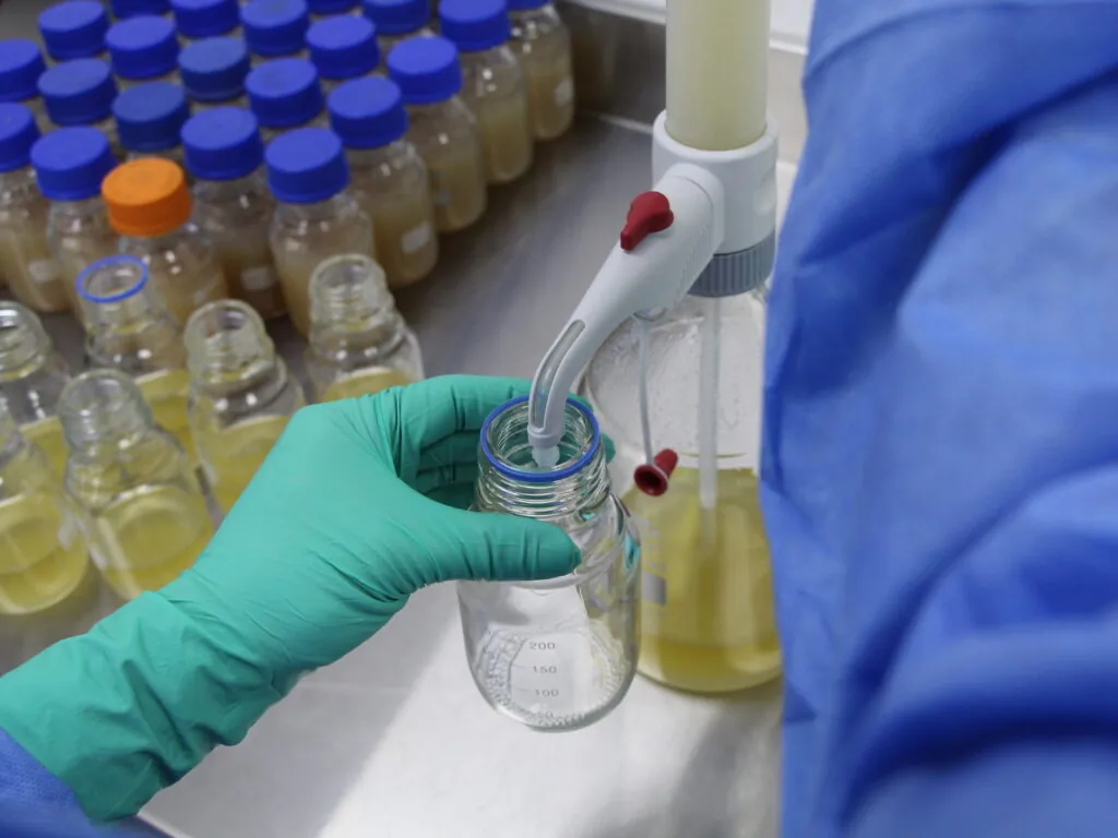 INS inaugura moderna planta de producción de reactivos In Vitro que fortalece la vigilancia epidemiológica nacional 1 Recipientes quimicos