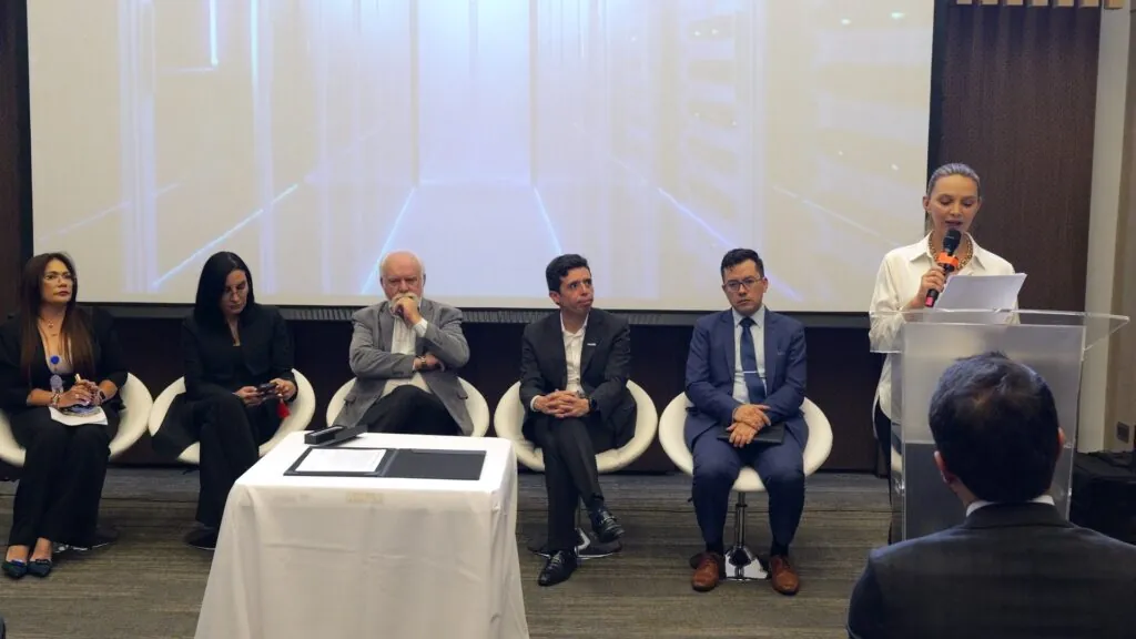 ADRES elige prototipo de auditoría médica con inteligencia artificial desarrollado por Amazon Web Services y High Tech Software 3 ADRES elige prototipo de auditoria medica con inteligencia artificial desarrollado por Amazon Web Services