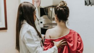 Detectar a tiempo salva vidas- Bogotá refuerza el llamado al examen clínico y la mamografía 01