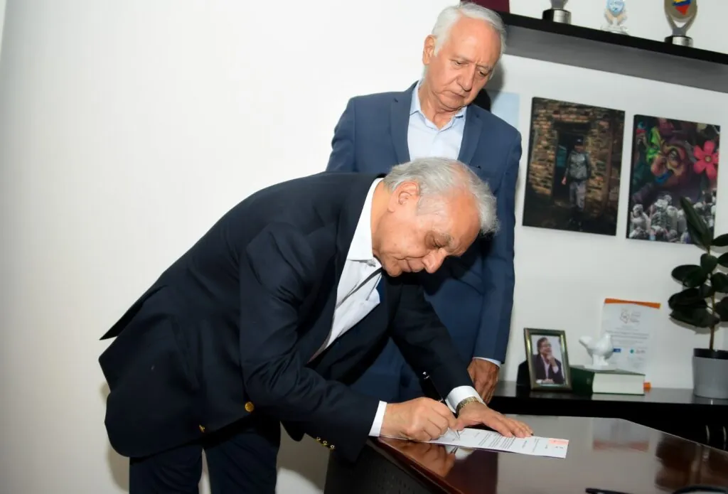 ATENCIÓN | Minsalud posesionó a Bernardo Camacho, exagente interventor de la Nueva EPS, como nuevo Superintendente Nacional de Salud 2 G4WIE5GXcAAAreu