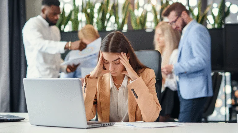 La salud mental laboral en América Latina un desafío estructural que redefine la sostenibilidad empresarial