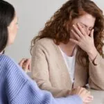 Por qué las mujeres son diagnosticadas con mayor frecuencia de depresión y ansiedad, según estudios recientes