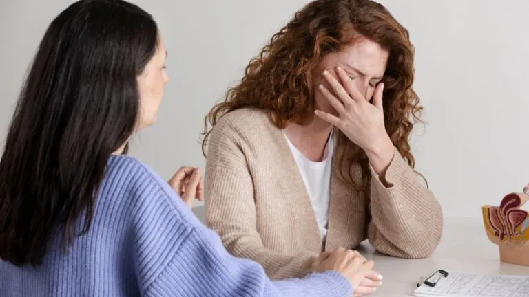 Por qué las mujeres son diagnosticadas con mayor frecuencia de depresión y ansiedad, según estudios recientes