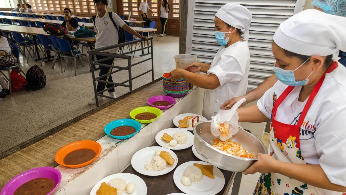 Crisis del PAE Contraloría advierte que 1,6 millones de estudiantes podrían quedar sin alimentación escolar en 2026