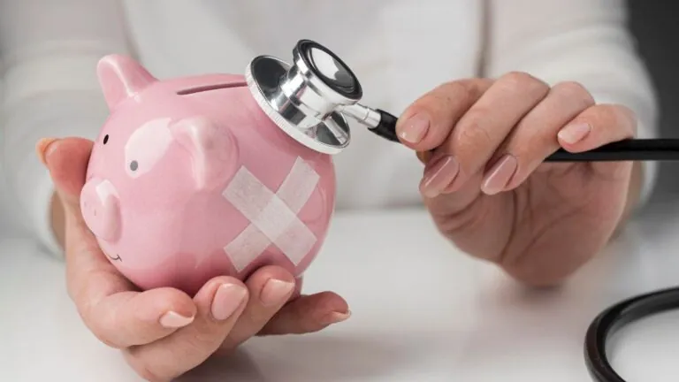 Déficit fiscal e informalidad laboral asfixian la financiación del sistema de salud pasivo podría llegar a $30 billones al cierre de 2025, advierte Sectorial