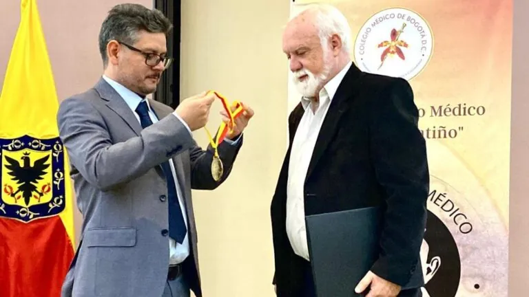 Colegio Médico de Bogotá entrega la Medalla José Félix Patiño 2025 al director de la ADRES