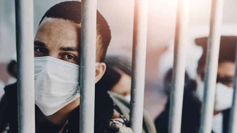 Corte ordena medidas sanitarias urgentes por brotes de tuberculosis en centros de detención de Antioquia y Santander