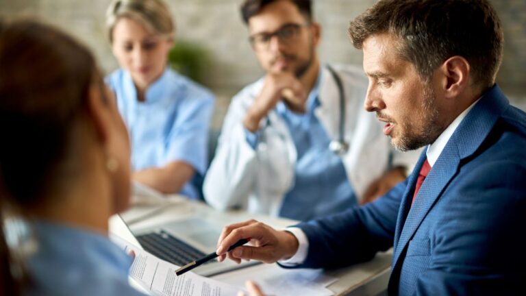 Exministros respaldan el archivo de la reforma a la salud y alertan sobre una crisis humanitaria en el sistema