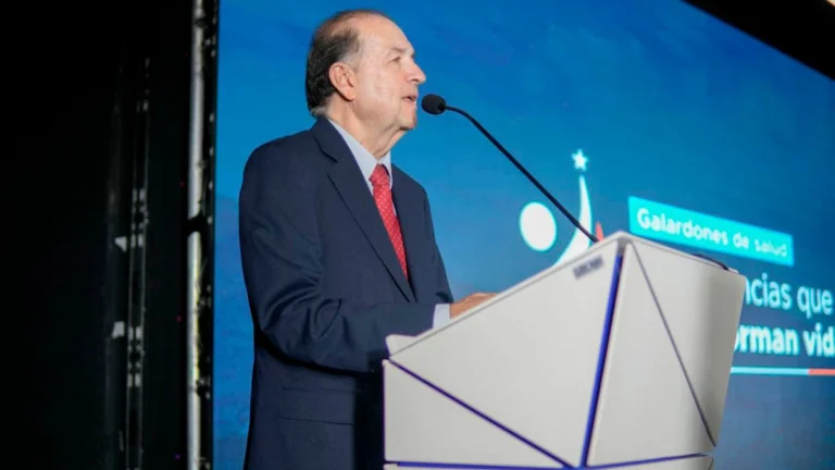 Medellín reconoce 13 iniciativas clave para sostener el sistema de salud en 2025