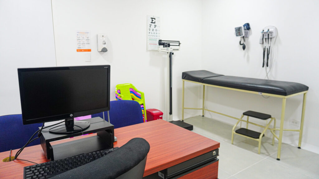 Reapertura de la IPS Aguablanca en Cali05 .jpg