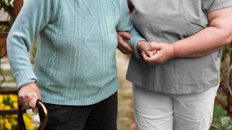 Cuidados a largo plazo en América Latina y el Caribe, la OPS lanza nuevas orientaciones para una región que envejece