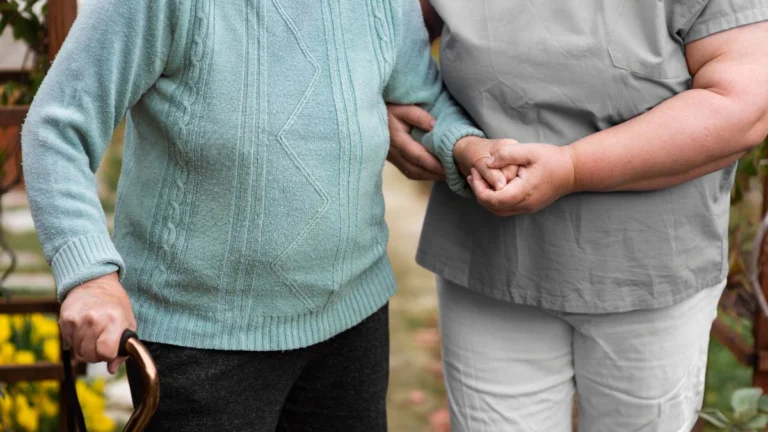 Cuidados a largo plazo en América Latina y el Caribe, la OPS lanza nuevas orientaciones para una región que envejece