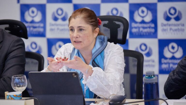 Defensoría advierte que deuda del sector salud oscila entre 24 y 33 billones, mientras crece el gasto de bolsillo en varias regiones