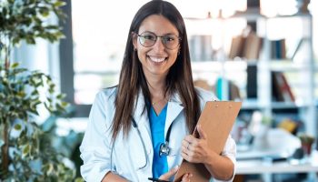 12 carreras de salud participarán en la evaluación del SERUMS 2025-I