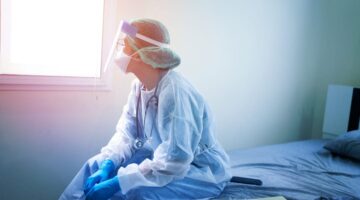 16 SMDLV es la multa para quién intente agredir a trabajadores de la salud