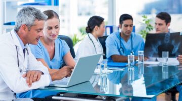 médicos y enfermeras