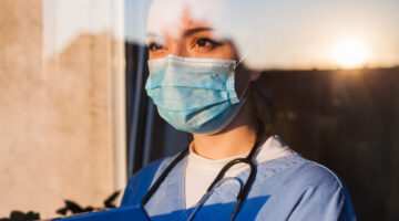 998 profesionales de salud contagiados y 11 fallecidos por Covid-19