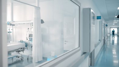 Afectación de los hospitales públicos por decretos de emergencia