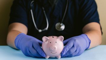 Ahorros para el sistema de salud colombiano gracias a los estudios clínicos oncológicos financiados externamente