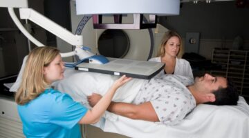 Alimento permite menos dosis de abiraterona en cáncer