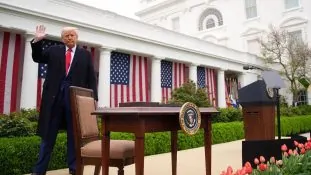 Aranceles globales de Trump sacuden el comercio internacional, pero la industria farmacéutica evita el impacto inmediato